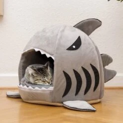 MikaMax Haai Hondenmand - Kattenmand - Dierenmand - Huisdierkussen - Mand Of Bed - Origineel - Extra Zacht Materiaal - 42 X 42 X 36 Cm -Kattenspeelgoed Winkel 1200x1200 763