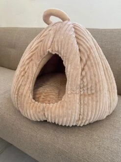 By Tiekeman Kattenmand Pompoen - Beige - Luxe Kattenmand - Kattenkussen - Anti Slip - 40x40x38 Cm 9 By Tiekeman Kattenmand Pompoen - Beige - Luxe Kattenmand - Kattenkussen - Anti Slip - 40x40x38 Cm -Kattenspeelgoed Winkel 900x1200 20