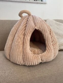 By Tiekeman Kattenmand Pompoen - Beige - Luxe Kattenmand - Kattenkussen - Anti Slip - 40x40x38 Cm 11 By Tiekeman Kattenmand Pompoen - Beige - Luxe Kattenmand - Kattenkussen - Anti Slip - 40x40x38 Cm -Kattenspeelgoed Winkel 900x1200 22